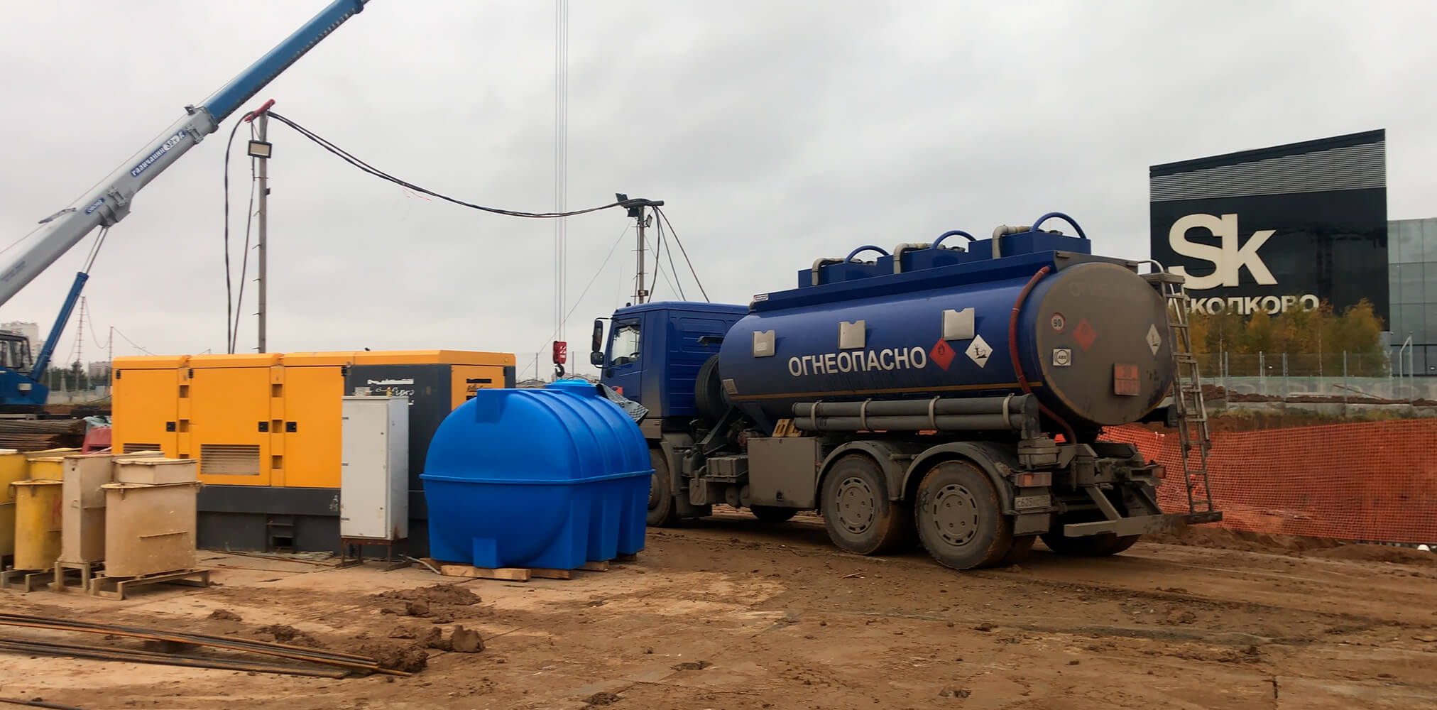 бензовоз дт6 заправляет дизельный генератор.jpg