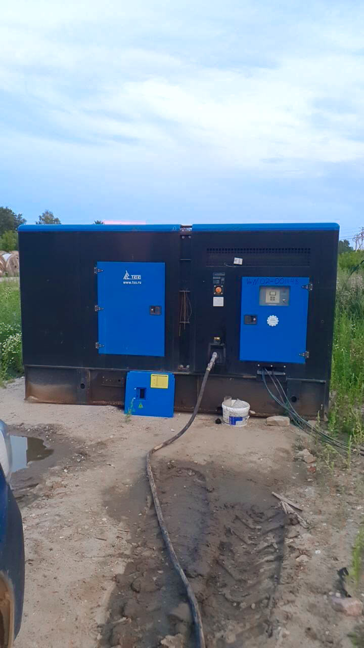 Дизель-генератор заправляют соляркой.jpg